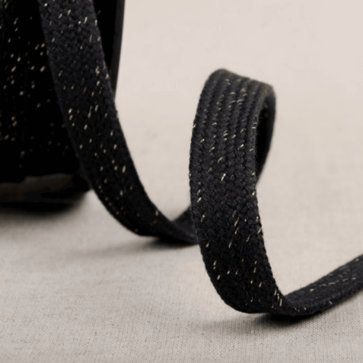 Snor med glitter, svart